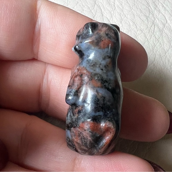 Yooperlite Sloth Carving - Picture 5 of 6